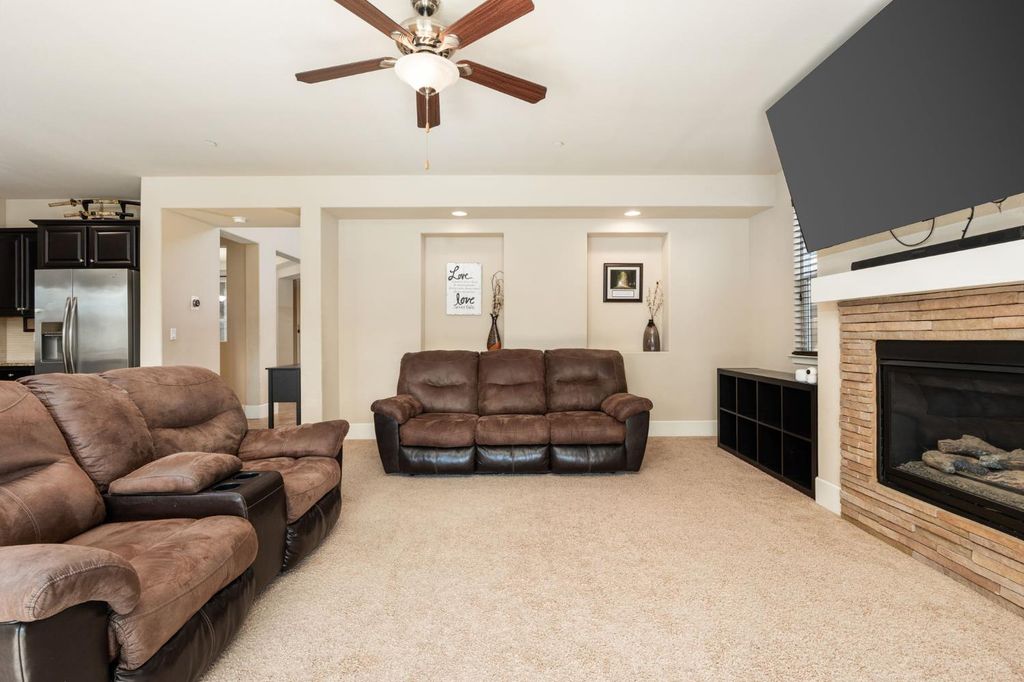 Image 29 of property listing at 1814 N Notting Hill Lane, Clovis, CA 93619