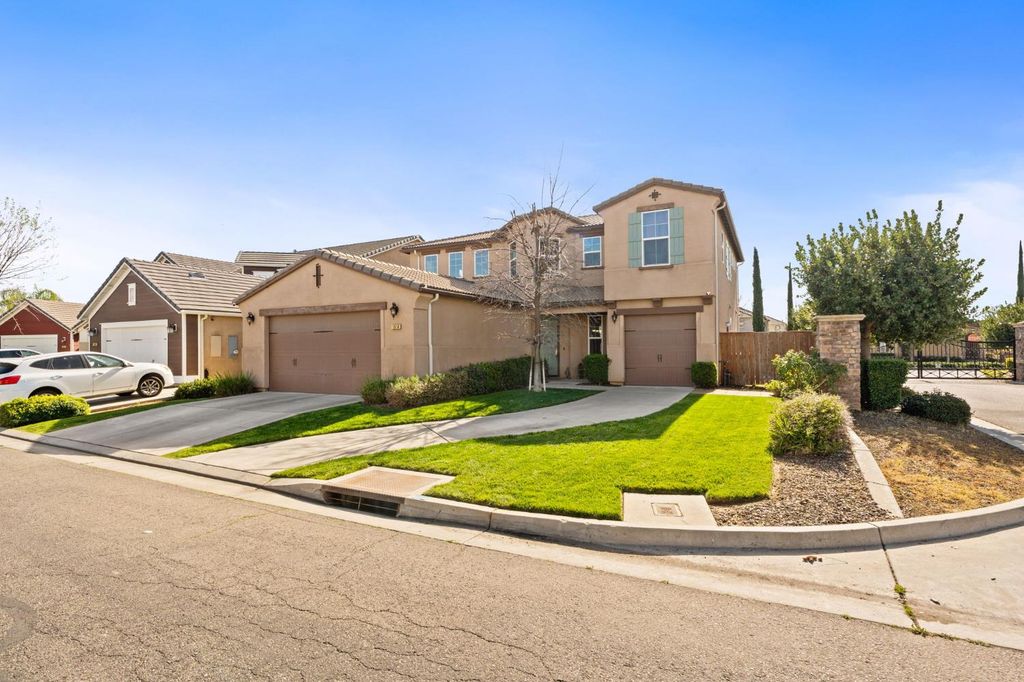 Image 3 of property listing at 1814 N Notting Hill Lane, Clovis, CA 93619