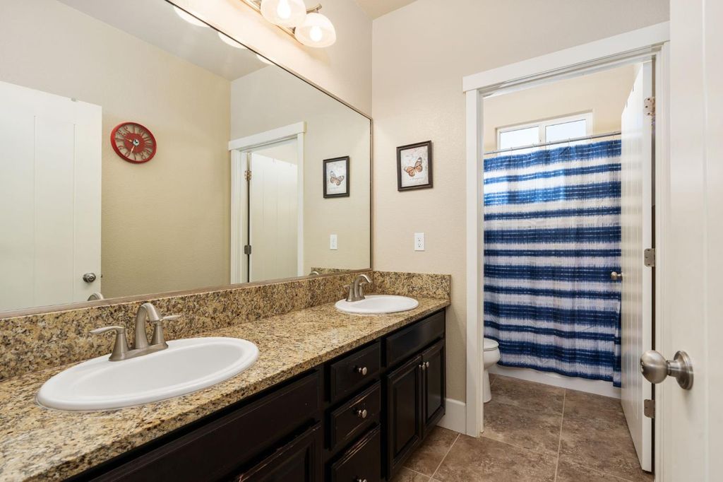 Image 31 of property listing at 1814 N Notting Hill Lane, Clovis, CA 93619