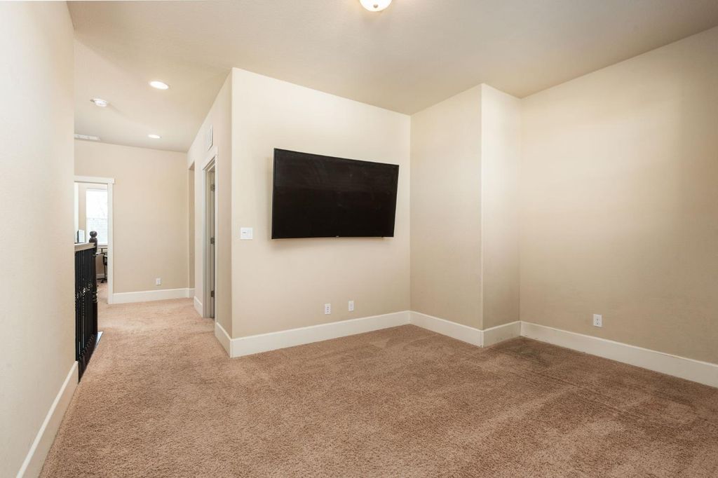Image 35 of property listing at 1814 N Notting Hill Lane, Clovis, CA 93619