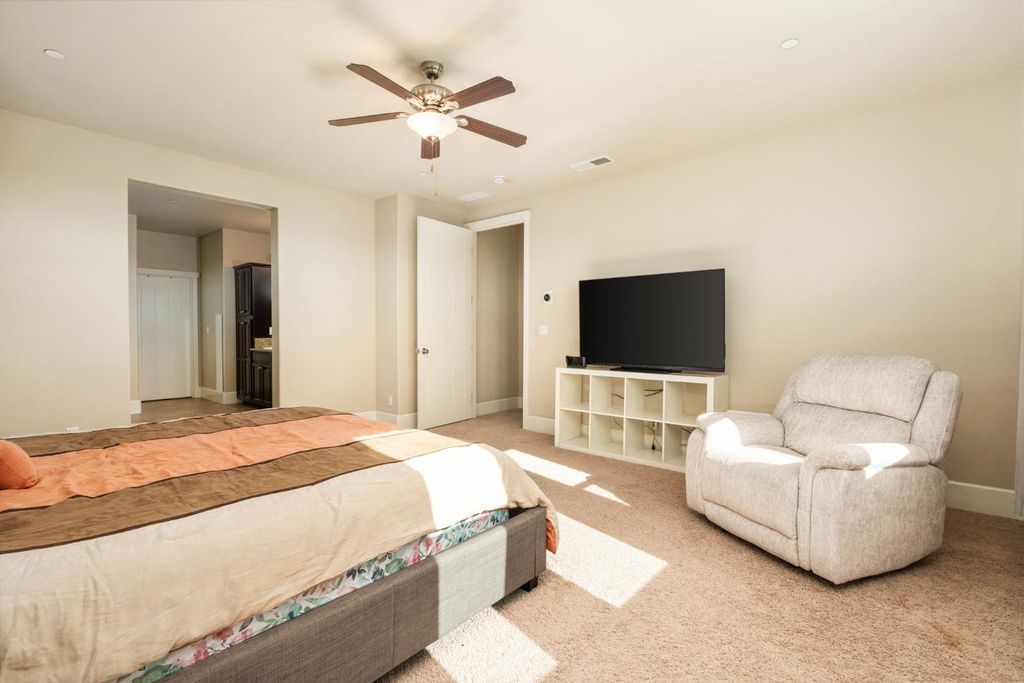 Image 37 of property listing at 1814 N Notting Hill Lane, Clovis, CA 93619