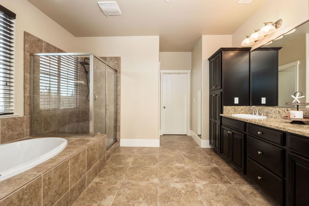 Image 38 of property listing at 1814 N Notting Hill Lane, Clovis, CA 93619