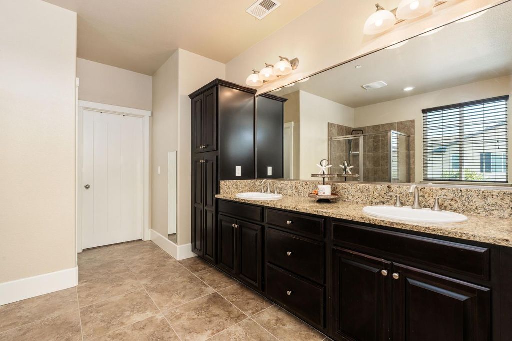 Image 39 of property listing at 1814 N Notting Hill Lane, Clovis, CA 93619