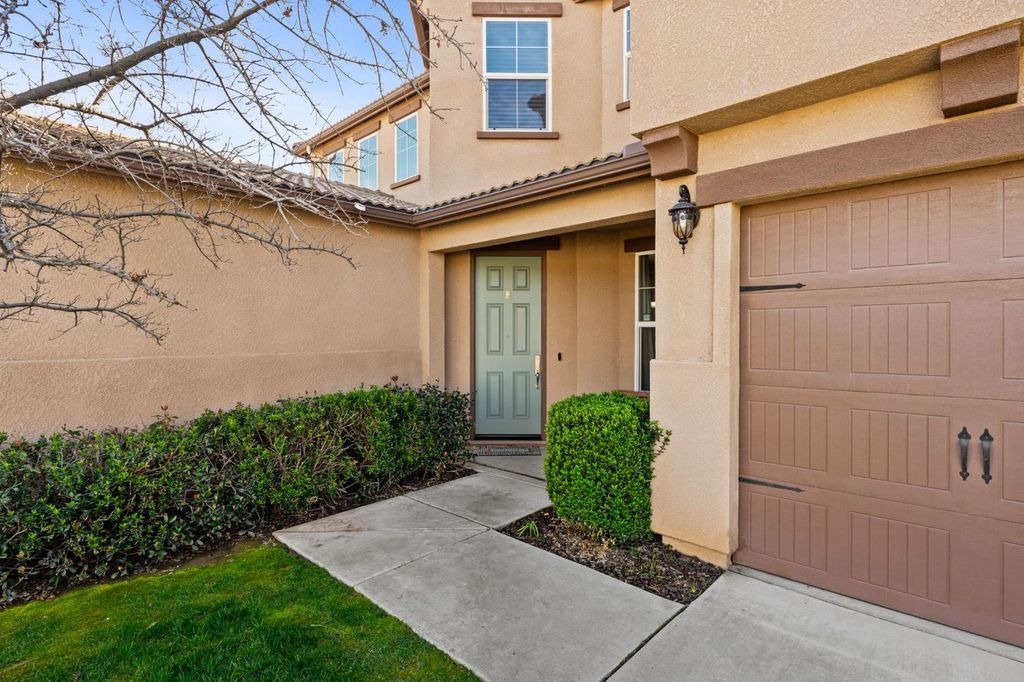 Image 4 of property listing at 1814 N Notting Hill Lane, Clovis, CA 93619