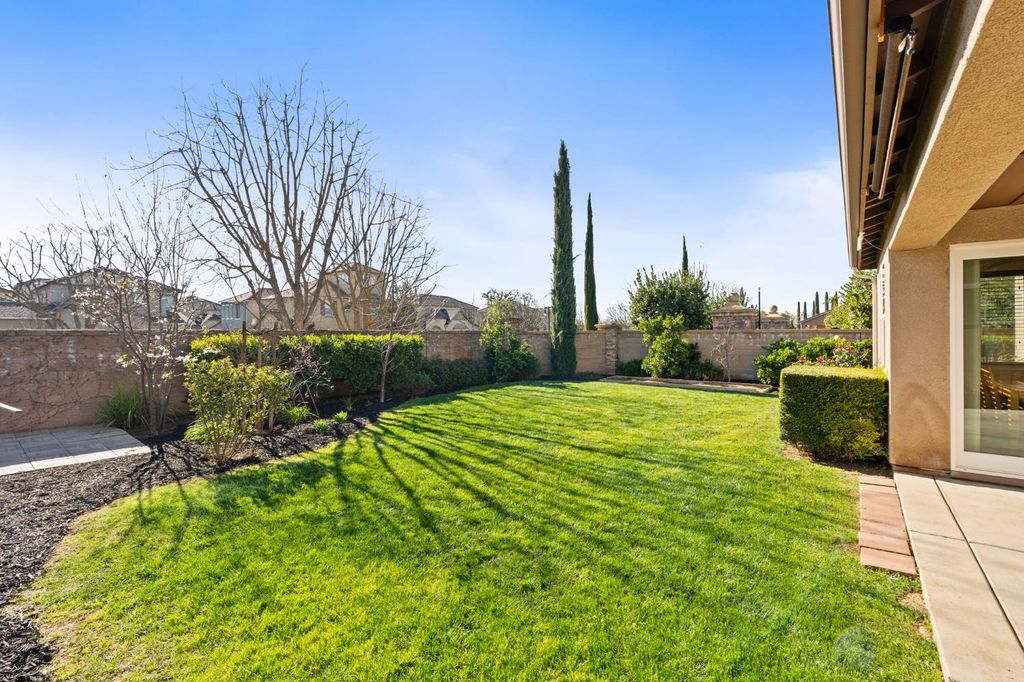 Image 41 of property listing at 1814 N Notting Hill Lane, Clovis, CA 93619