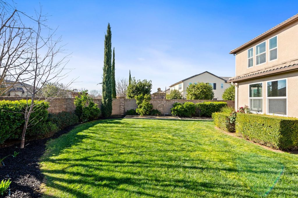 Image 43 of property listing at 1814 N Notting Hill Lane, Clovis, CA 93619