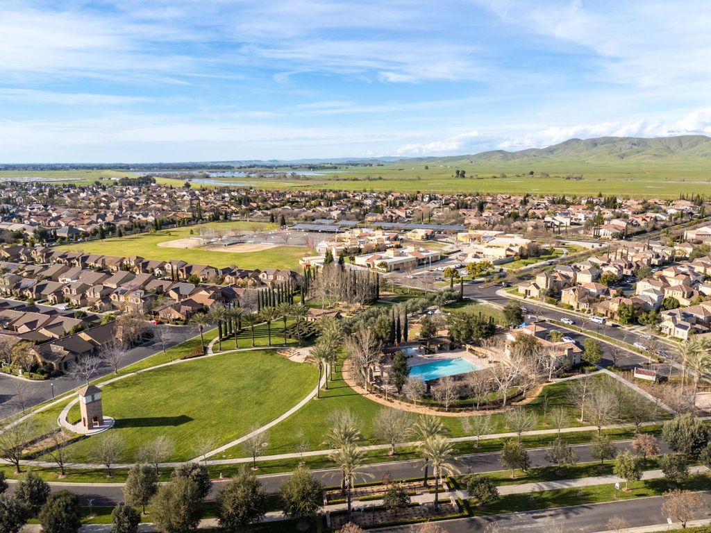 Image 63 of property listing at 1814 N Notting Hill Lane, Clovis, CA 93619