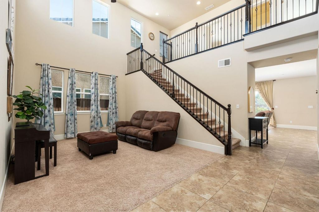 Image 7 of property listing at 1814 N Notting Hill Lane, Clovis, CA 93619