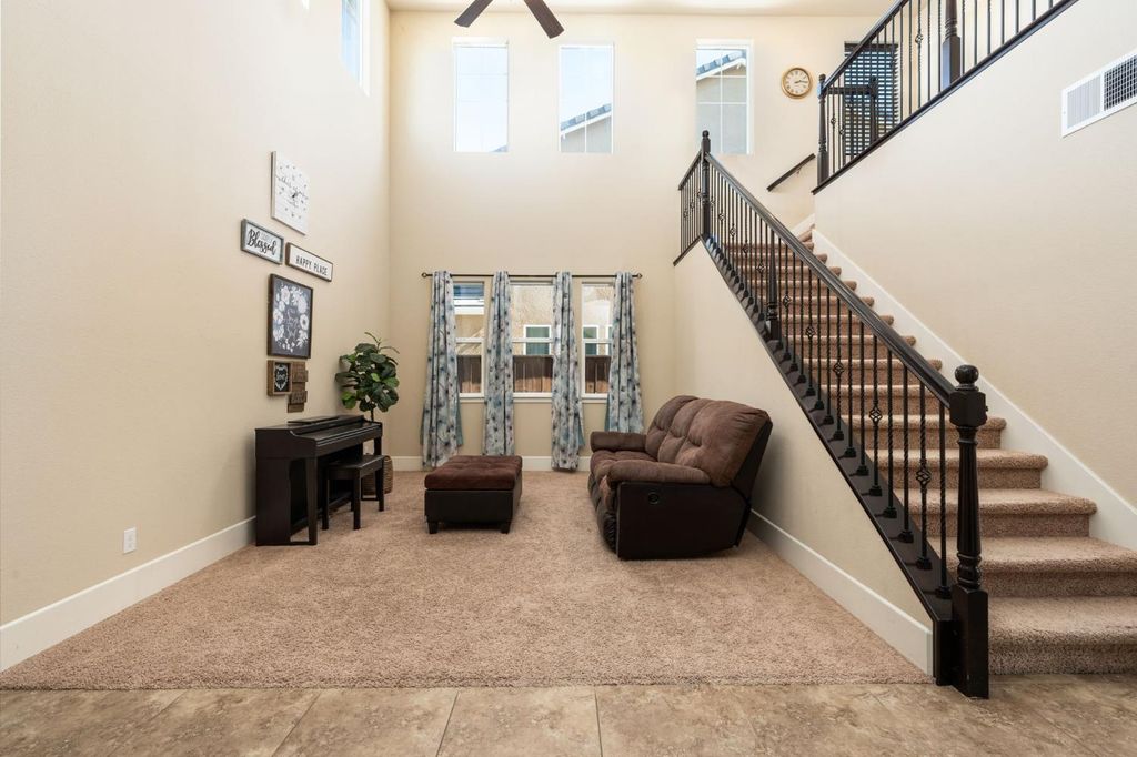 Image 8 of property listing at 1814 N Notting Hill Lane, Clovis, CA 93619