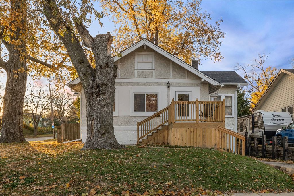 1002 28th Street, Des Moines, IA 50311