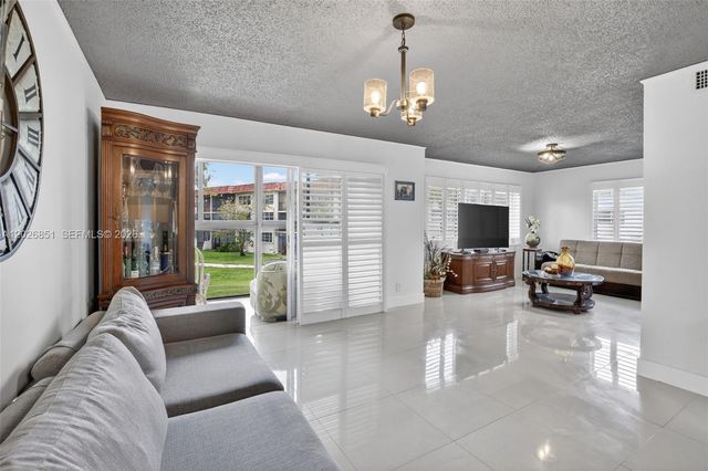 8941 S Hollybrook Boulevard 205, Pembroke Pines, FL 33025