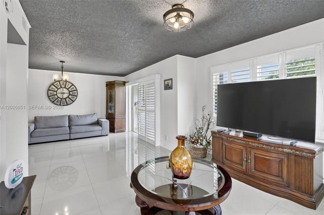 8941 S Hollybrook Boulevard 205, Pembroke Pines, FL 33025