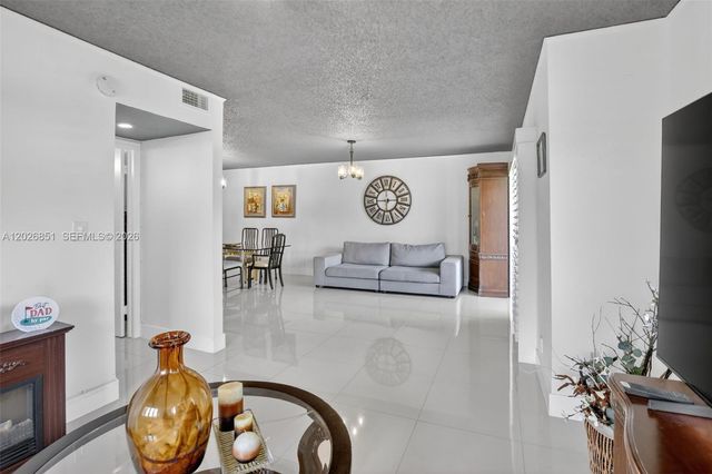 8941 S Hollybrook Boulevard 205, Pembroke Pines, FL 33025