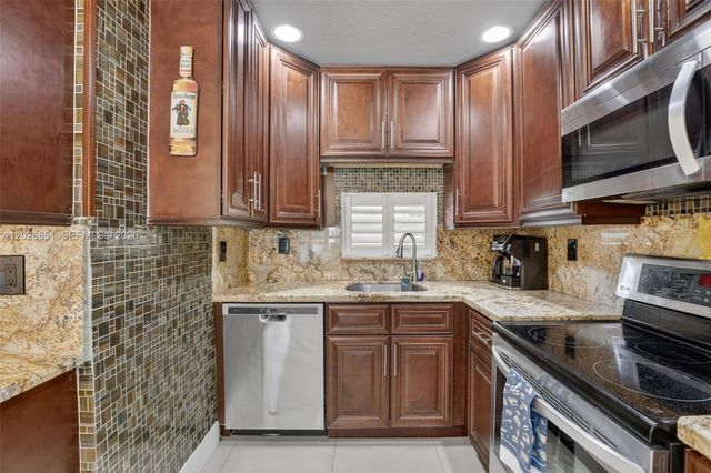 8941 S Hollybrook Boulevard 205, Pembroke Pines, FL 33025