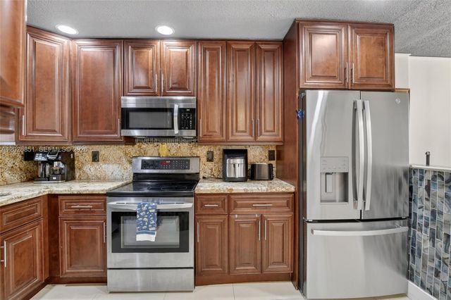 8941 S Hollybrook Boulevard 205, Pembroke Pines, FL 33025