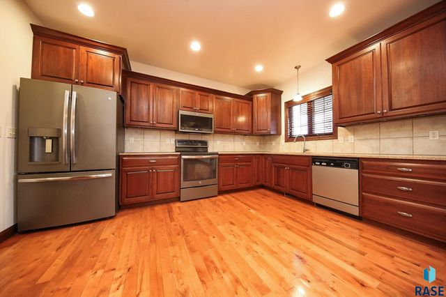 200 S Dewberry Cir Circle, Sioux Falls, SD 57110