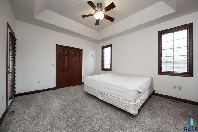 200 S Dewberry Cir Circle, Sioux Falls, SD 57110