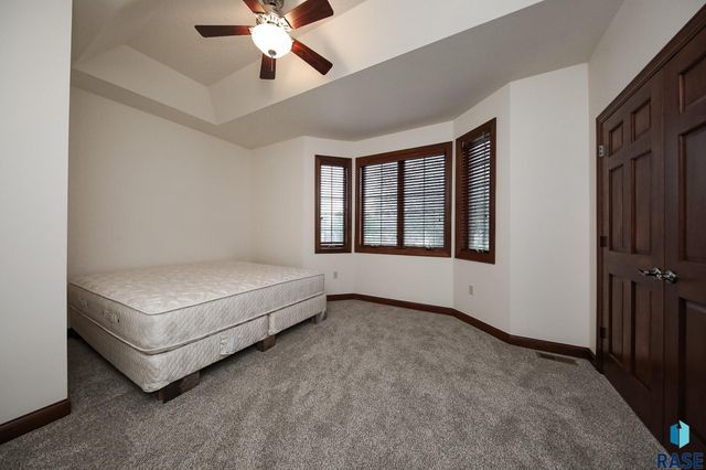 200 S Dewberry Cir Circle, Sioux Falls, SD 57110