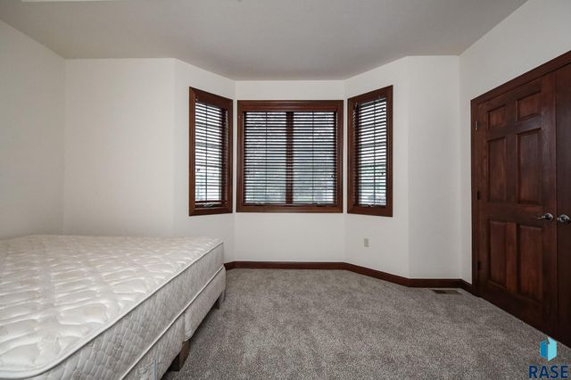 200 S Dewberry Cir Circle, Sioux Falls, SD 57110