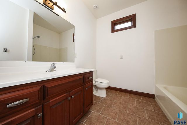 200 S Dewberry Cir Circle, Sioux Falls, SD 57110