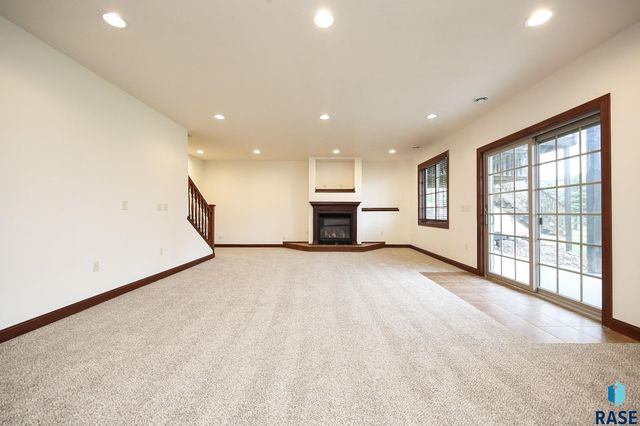 200 S Dewberry Cir Circle, Sioux Falls, SD 57110