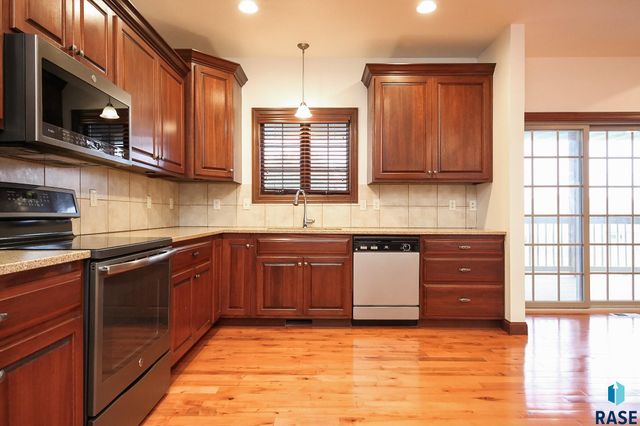 200 S Dewberry Cir Circle, Sioux Falls, SD 57110