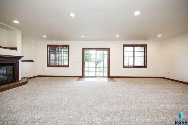 200 S Dewberry Cir Circle, Sioux Falls, SD 57110