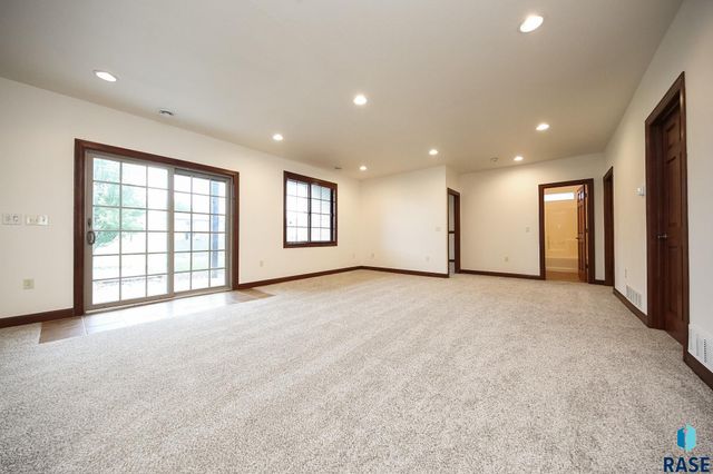 200 S Dewberry Cir Circle, Sioux Falls, SD 57110