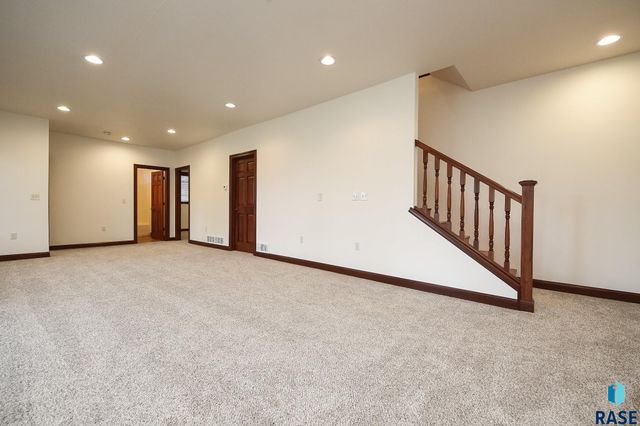 200 S Dewberry Cir Circle, Sioux Falls, SD 57110