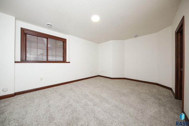 200 S Dewberry Cir Circle, Sioux Falls, SD 57110