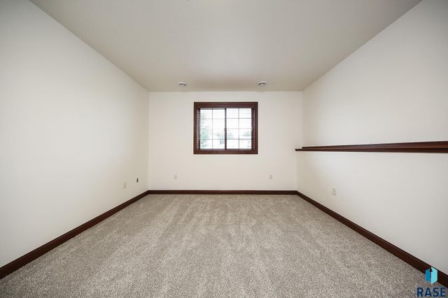 200 S Dewberry Cir Circle, Sioux Falls, SD 57110