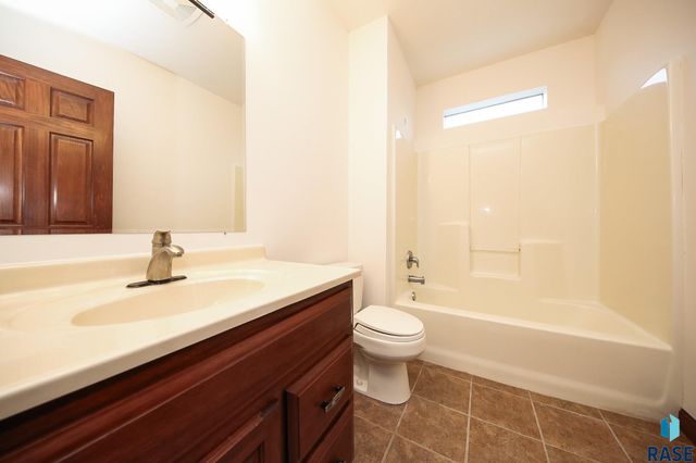 200 S Dewberry Cir Circle, Sioux Falls, SD 57110