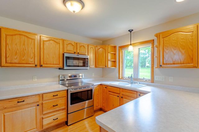 N73W22582 Edgewood LANE, Sussex, WI 53089