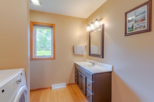 N73W22582 Edgewood LANE, Sussex, WI 53089