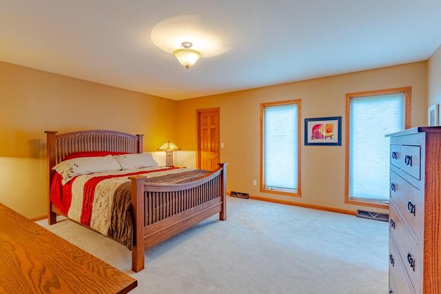 N73W22582 Edgewood LANE, Sussex, WI 53089