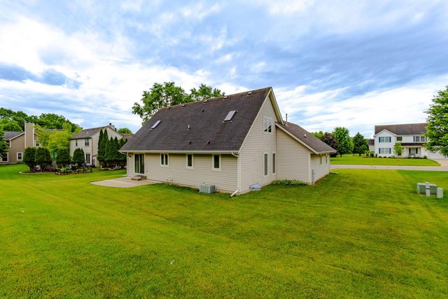N73W22582 Edgewood LANE, Sussex, WI 53089