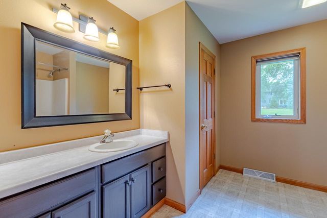 N73W22582 Edgewood LANE, Sussex, WI 53089