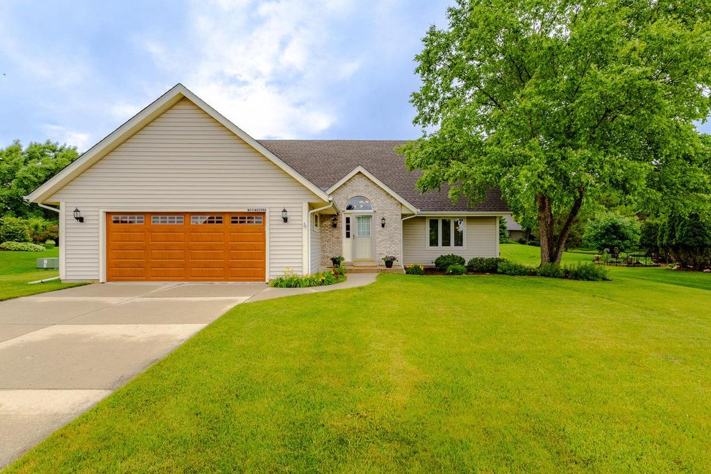 N73W22582 Edgewood LANE, Sussex, WI 53089