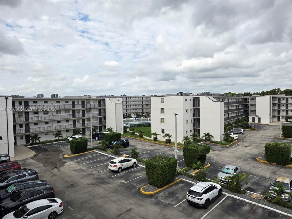 14155 SW 87th St E202, Miami, FL 33183