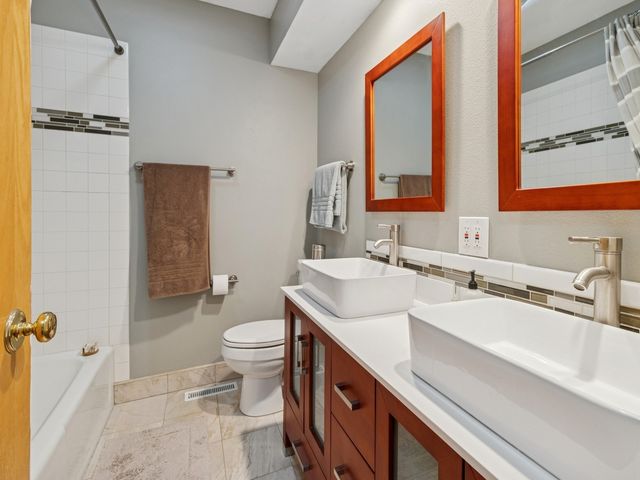 2900 Virginia Place, Des Moines, IA 50321
