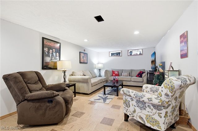 2212 Larchmont Drive, Wickliffe, OH 44092