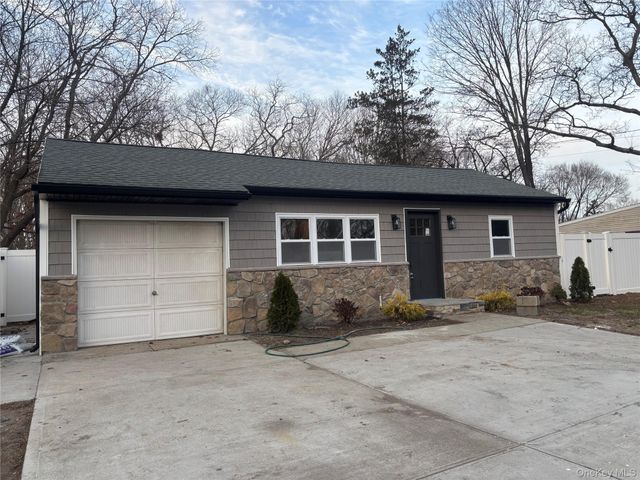 371 Oceanside Street, Islip Terrace, NY 11752