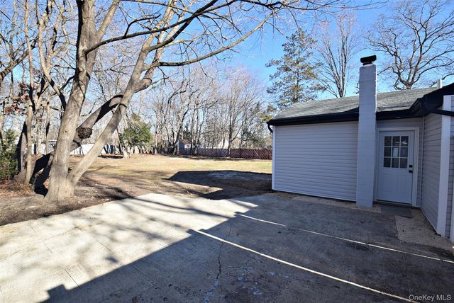 371 Oceanside Street, Islip Terrace, NY 11752