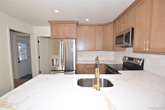 371 Oceanside Street, Islip Terrace, NY 11752