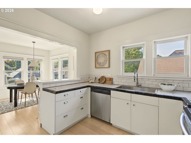 2127 Nw IRVING St 301, Portland, OR 97210