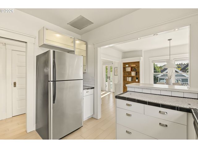 2127 Nw IRVING St 301, Portland, OR 97210