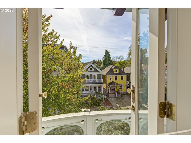 2127 Nw IRVING St 301, Portland, OR 97210