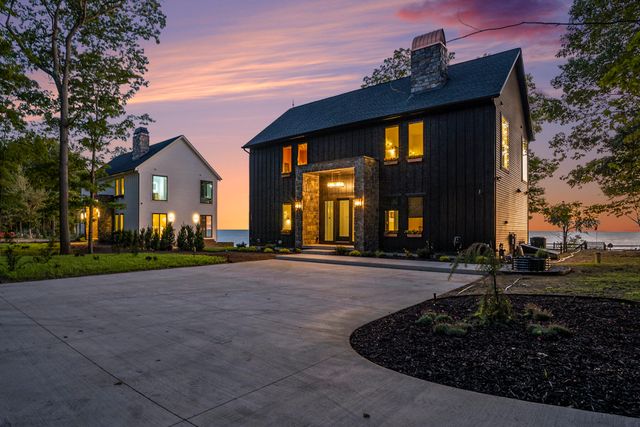 2578 Lakeshore Drive, Saugatuck Twp, MI 49408