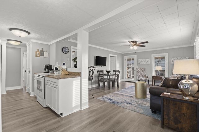 407 W College Street, Branson, MO 65616