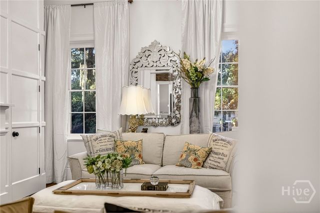 215 E Jones Street, Savannah, GA 31401